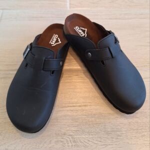 Cliffs By White Moutain Women's Black Round Toe Slip On Clogs With Buckle Size 7